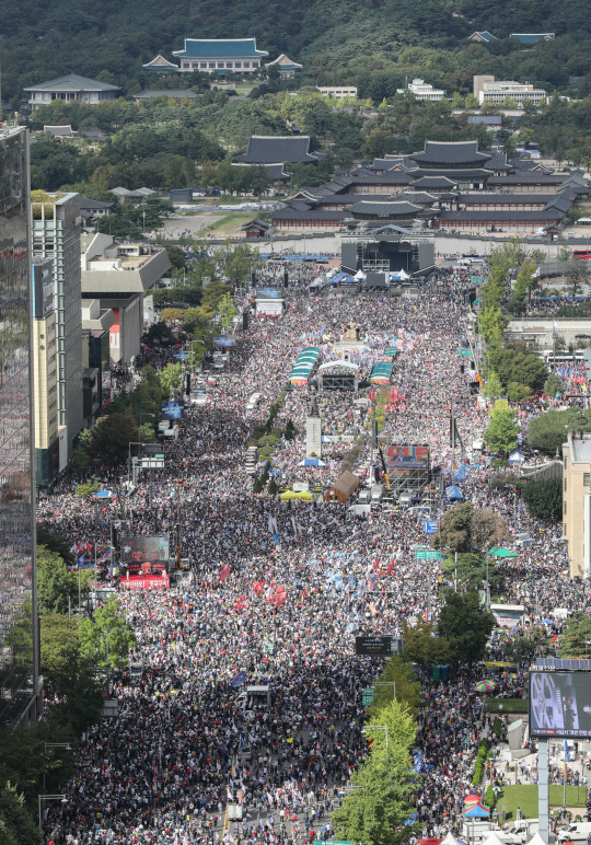 &quot;조국, 사퇴하라&quot;  개천절인 3일 서울 광화문광장과 세종대로 일대에서 자유한국당, 범보수단체 , 기독교 단체 등이 문재인 정부 규탄 및 조국 장관 사퇴 촉구 대규모 집회를 열고 있다.  박동욱기자 fufus@